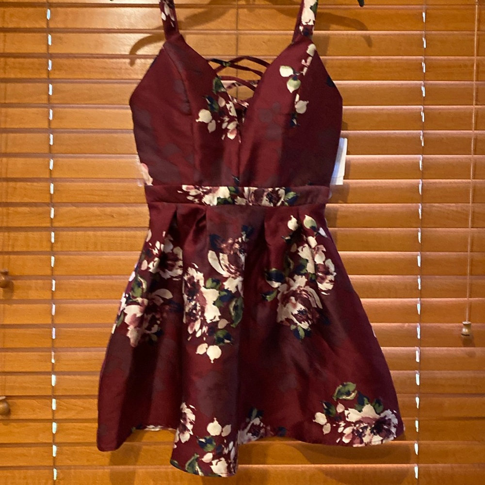 Beautiful Party Dress Burgundy Floral from Macy’s size 1 NWT